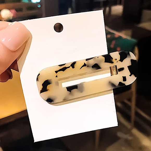 Accessories - ⚜️[𝟯/$𝟭𝟴]⚜️Tortoise Acrylic Beige Hair Clip NEW